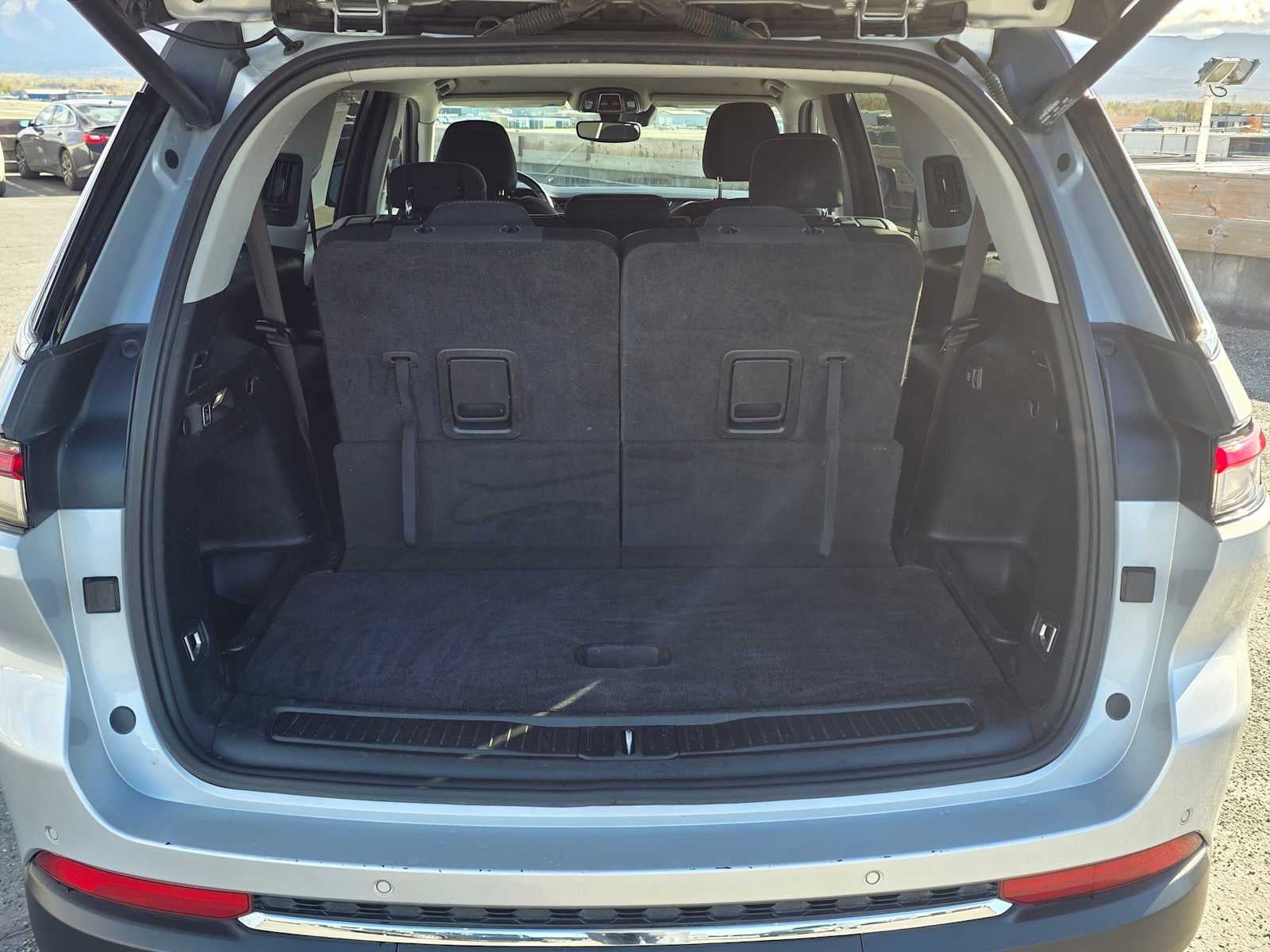 2022 Jeep Grand Cherokee L Laredo 4x4