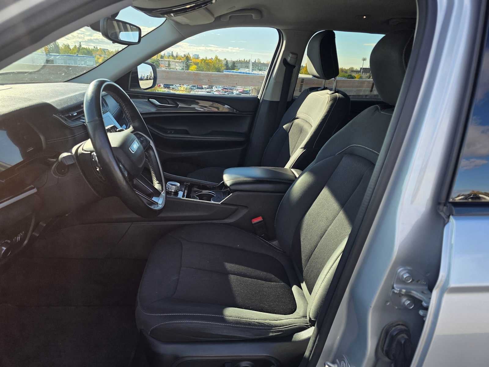 2022 Jeep Grand Cherokee L Laredo 4x4