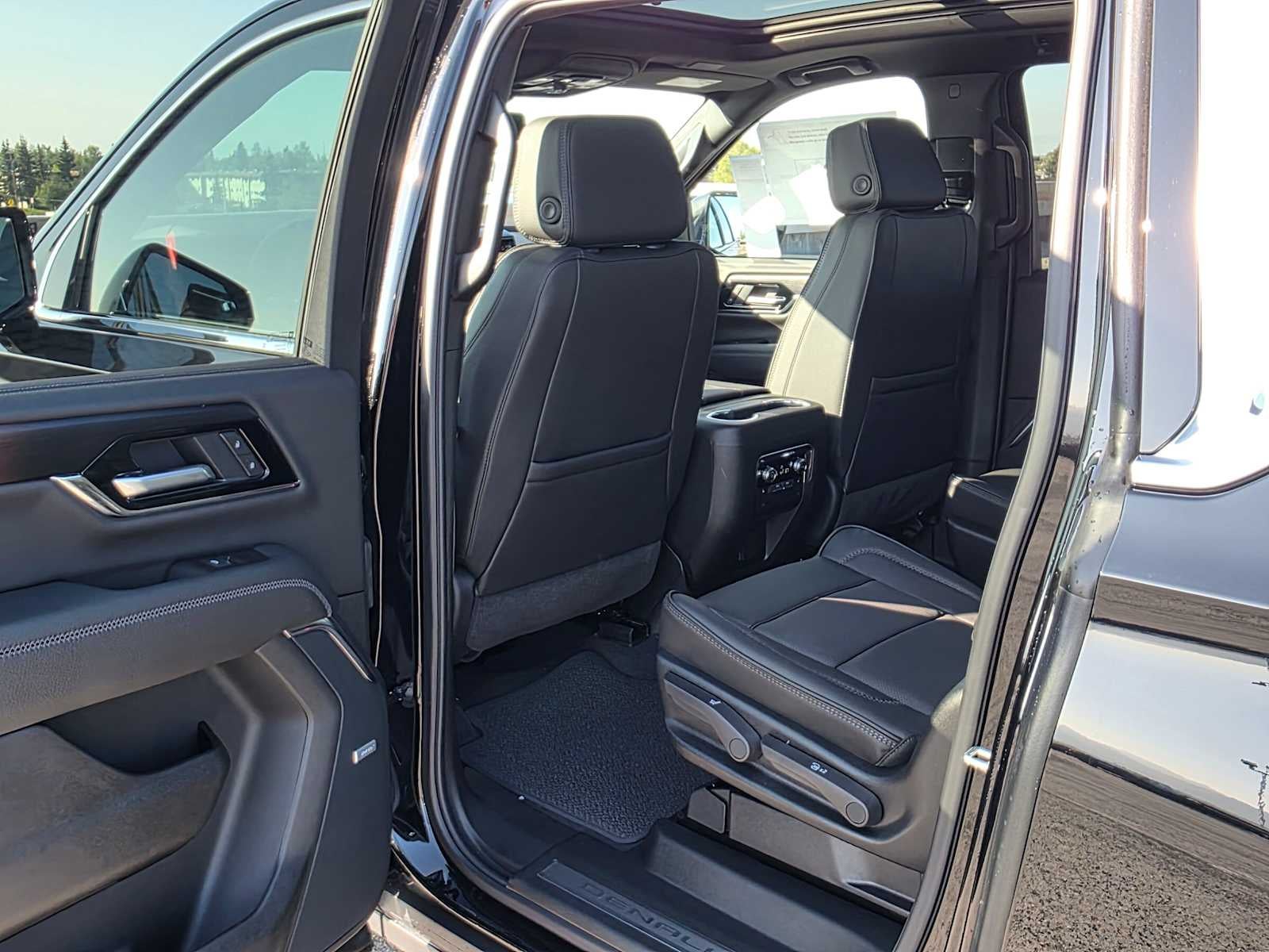 2026 GMC Yukon XL Denali - Photo 15